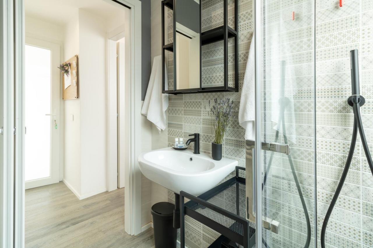 Navigli - Chic And Sophisticated Home In Milan Bagian luar foto